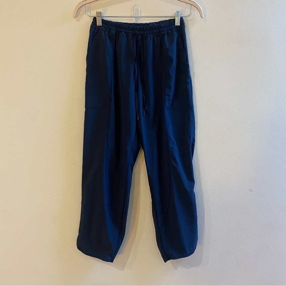Lululemon | Navy Capris | Size 6